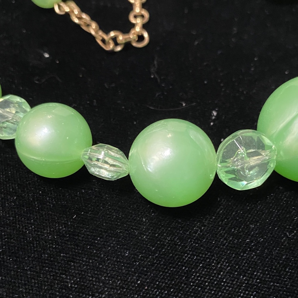 Elegant Coro vintage Green Beaded choker 15” to 18” long Necklace - Picture 5 of 8